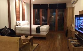 โรงแรมไฟว์ บีช เฮาส์
